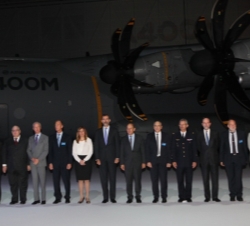 Fotografía de grupo, a pie del avión, de Su Alteza Real el Príncipe de Asturias junto a las autoridades asistentes al acto